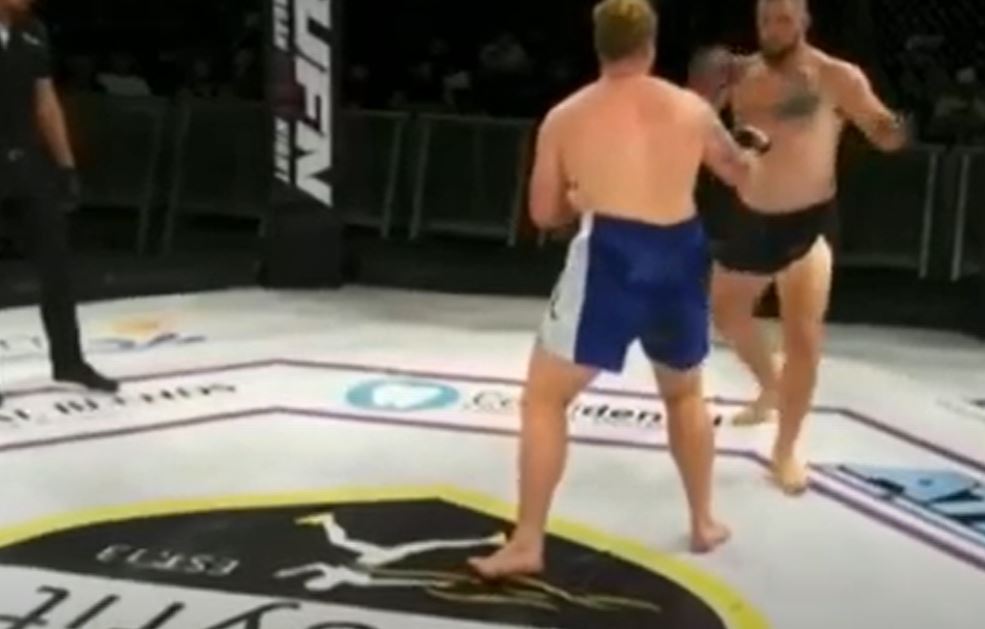 Luchador de MMA le pegó una patada baja a su rival que le fracturó la tibia (Video sensible)