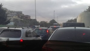 Cola en la autopista Caracas – La Guaira, alcabala exige salvoconducto para ingresar a la capital #8Mar (FOTOS)