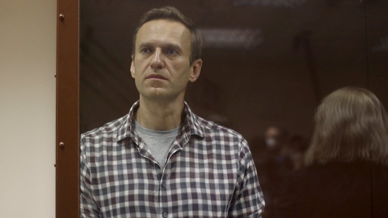Informan que Navalny tiene “dolor en una pierna pero puede andar”