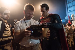 Zack Snyder explicó las diferencias entre los superhéroes de Marvel Studios y DC Films