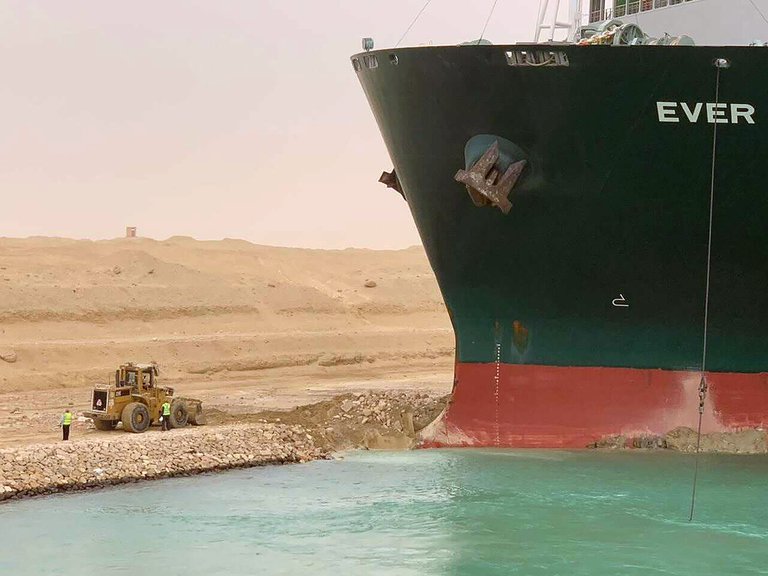 IMPACTANTES FOTOS: Buque carguero MV Ever Given continúa atravesado en el Canal de Suez