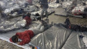 Imágenes impactantes de migrantes en instalaciones abarrotadas de la Patrulla Fronteriza en Texas