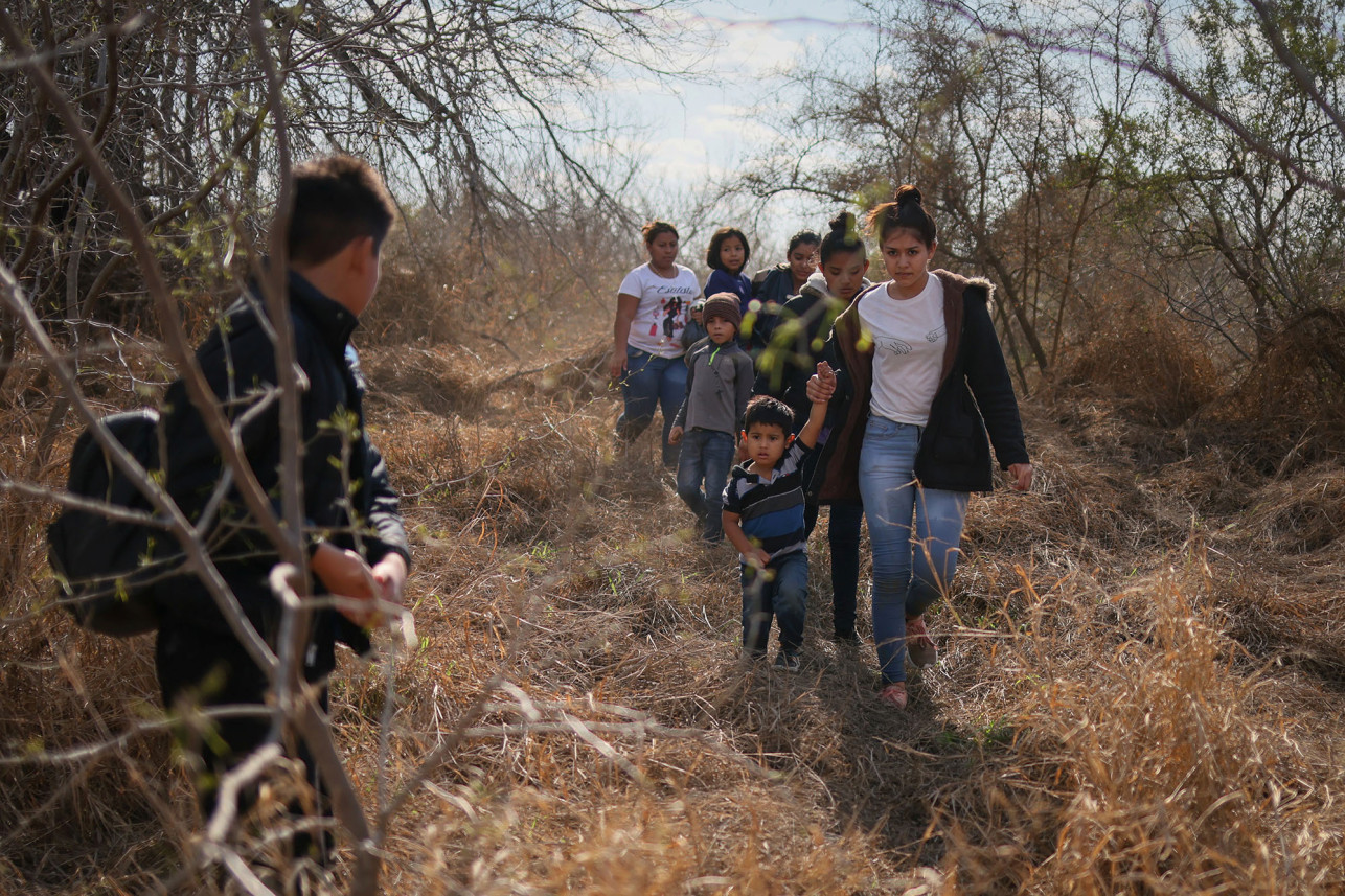 Imágenes alarmantes muestran una enorme fila de migrantes mientras ingresan a Texas