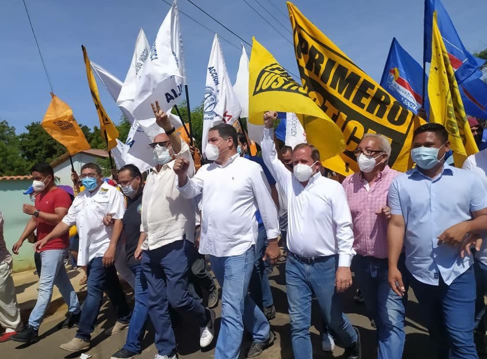 EN VIDEO: Colectivos retrocedieron ante caminata de diputados de la legítima AN por Mara