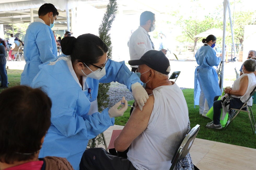 Cinco funcionarios mexicanos fueron multados por meter a familiares en la fila de vacunación contra el Covid-19