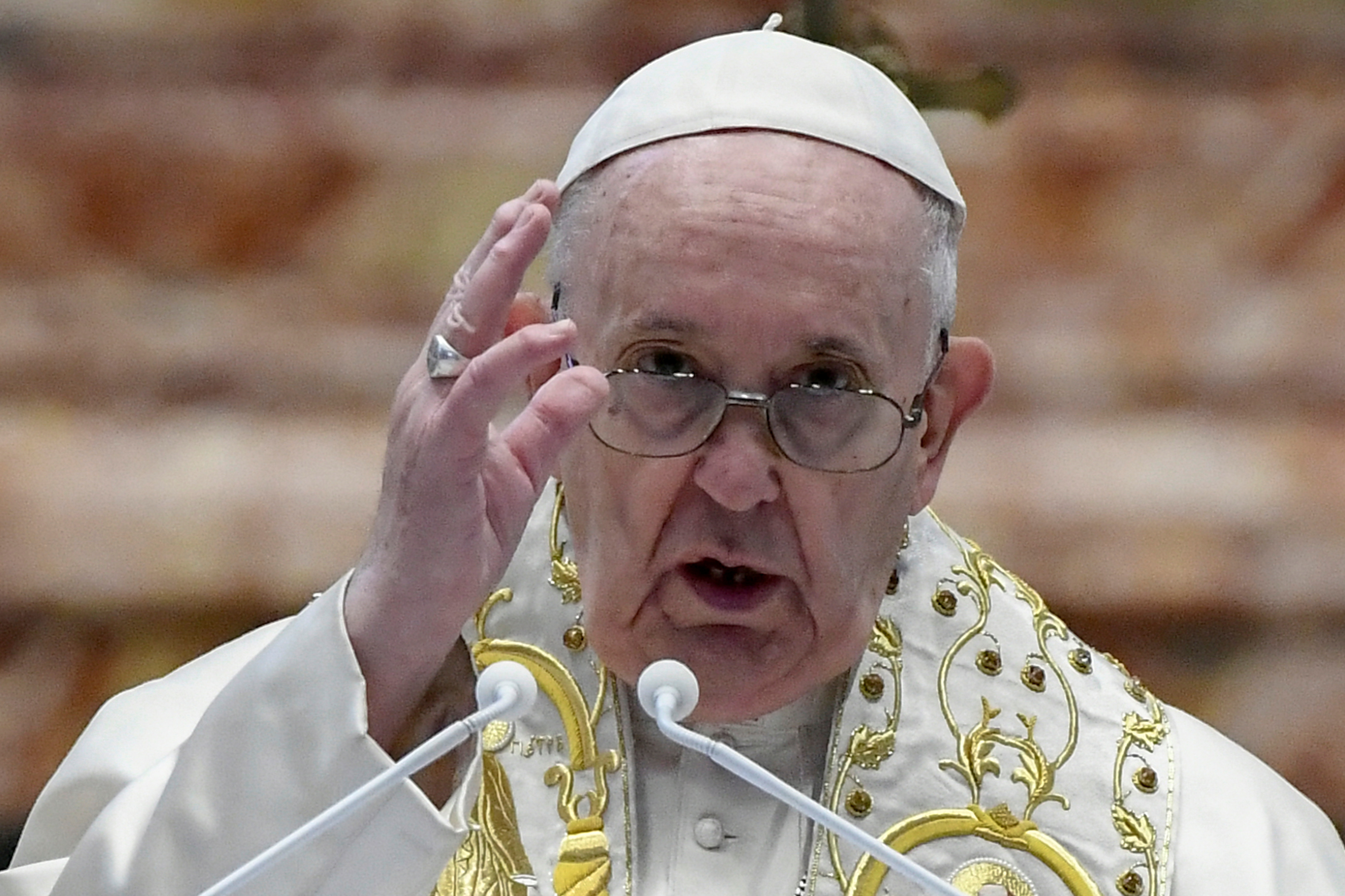 El papa Francisco celebra una misa sobre la “misericordia” con presos y refugiados
