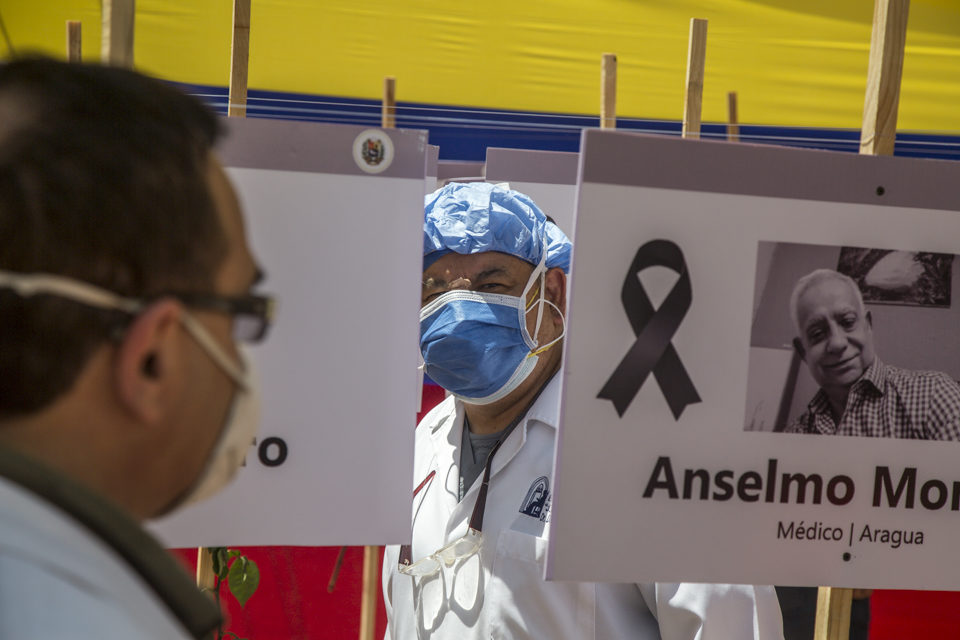 Según el régimen de Maduro, cerca de 98 mil trabajadores sanitarios han sido vacunados