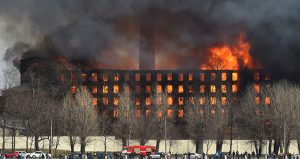 Detienen a dos personas en Rusia tras incendio de histórica fábrica en San Petersburgo