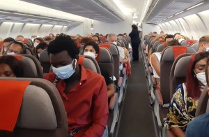 Al menos 53 pasajeros positivos de Covid-19 en un vuelo entre Nueva Delhi y Hong Kong