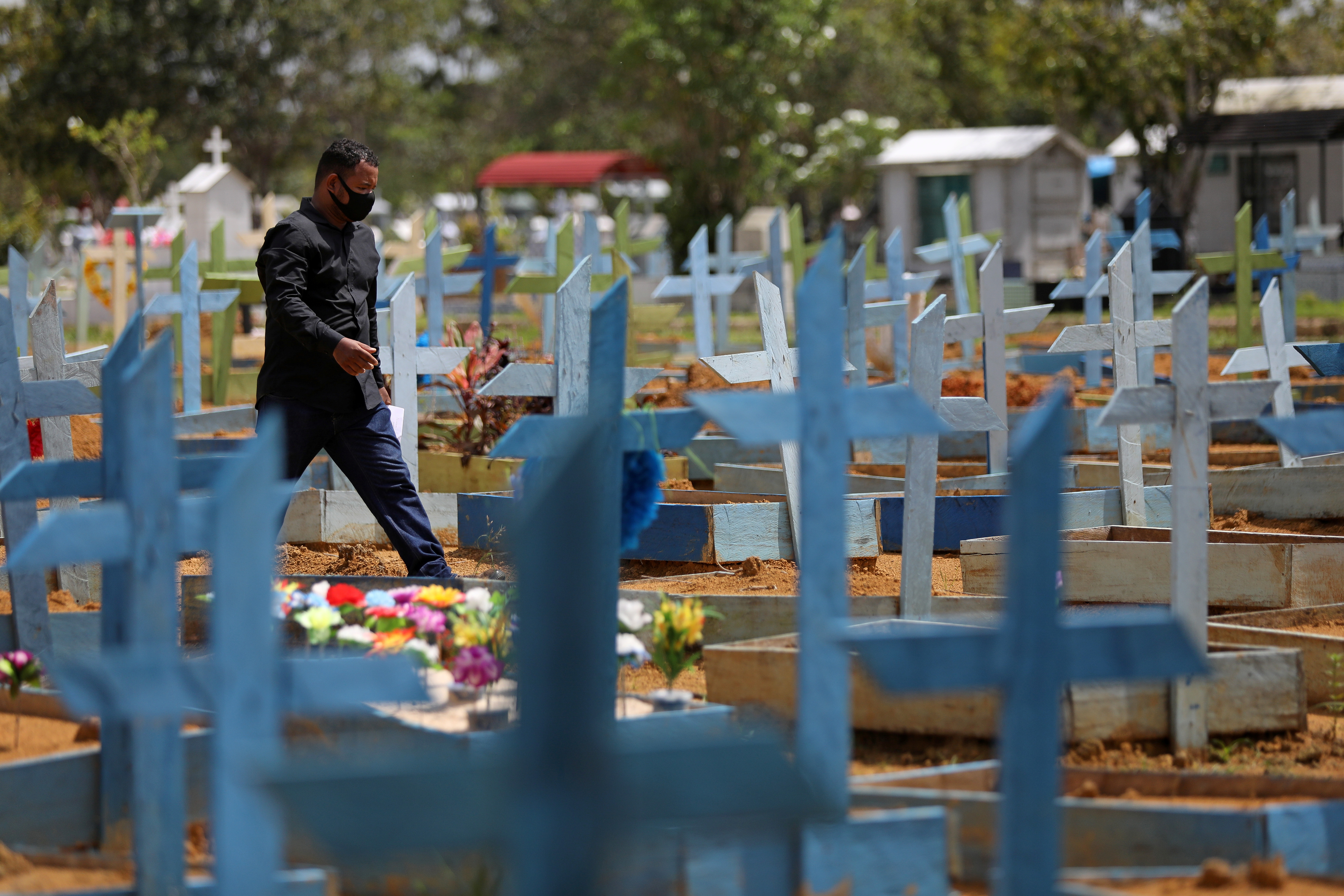 Muertes por Covid-19 en Brasil cae a su menor nivel en casi cuatro meses