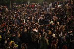 Policía dispersó en Bélgica la celebración del fin del toque de queda