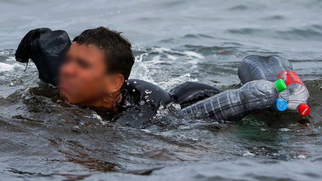 Las impactantes imágenes de un niño migrante marroquí que usa botellas de plástico para mantenerse a flote en el mar