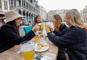 Bélgica celebra el fin del toque de queda y la reapertura de los locales de entretenimiento