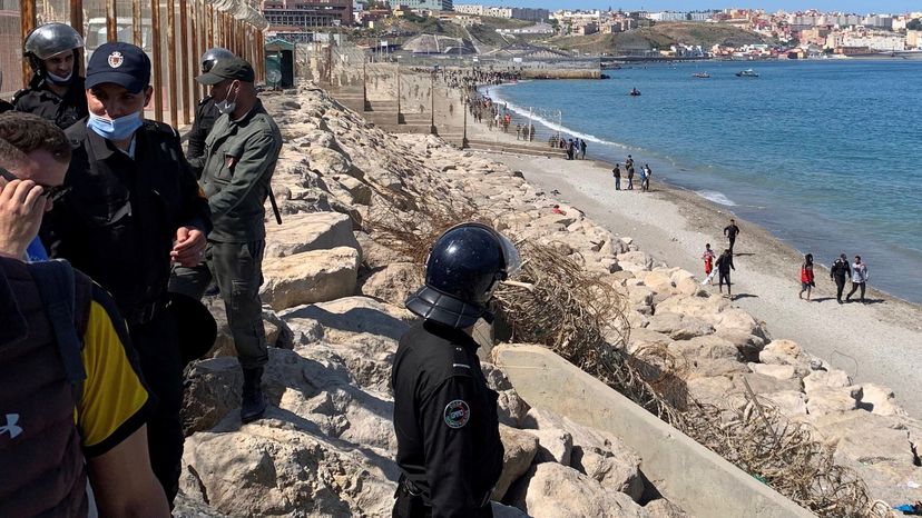 Marruecos refuerza la zona por la que entraron a España miles de inmigrantes