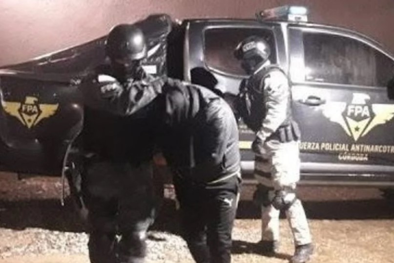 Detuvieron a policía retirado por liderar banda que vendía drogas en Argentina
