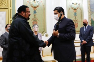 ¡Ah, okey! Maduro le mostró sus “técnicas samurai” al actor Steven Seagal en Miraflores (VIDEO)