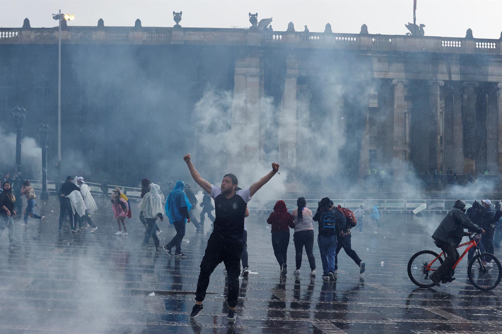 Tres semanas de protestas agravan crisis económica por la pandemia en Colombia