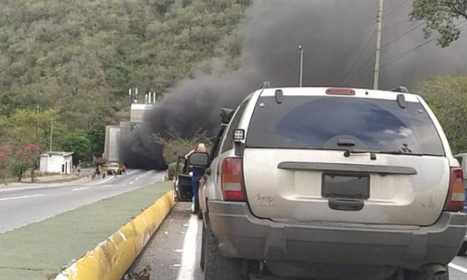 Incendio de vehículo en túnel Boquerón 1 de la autopista Caracas – La Guaira (Video)