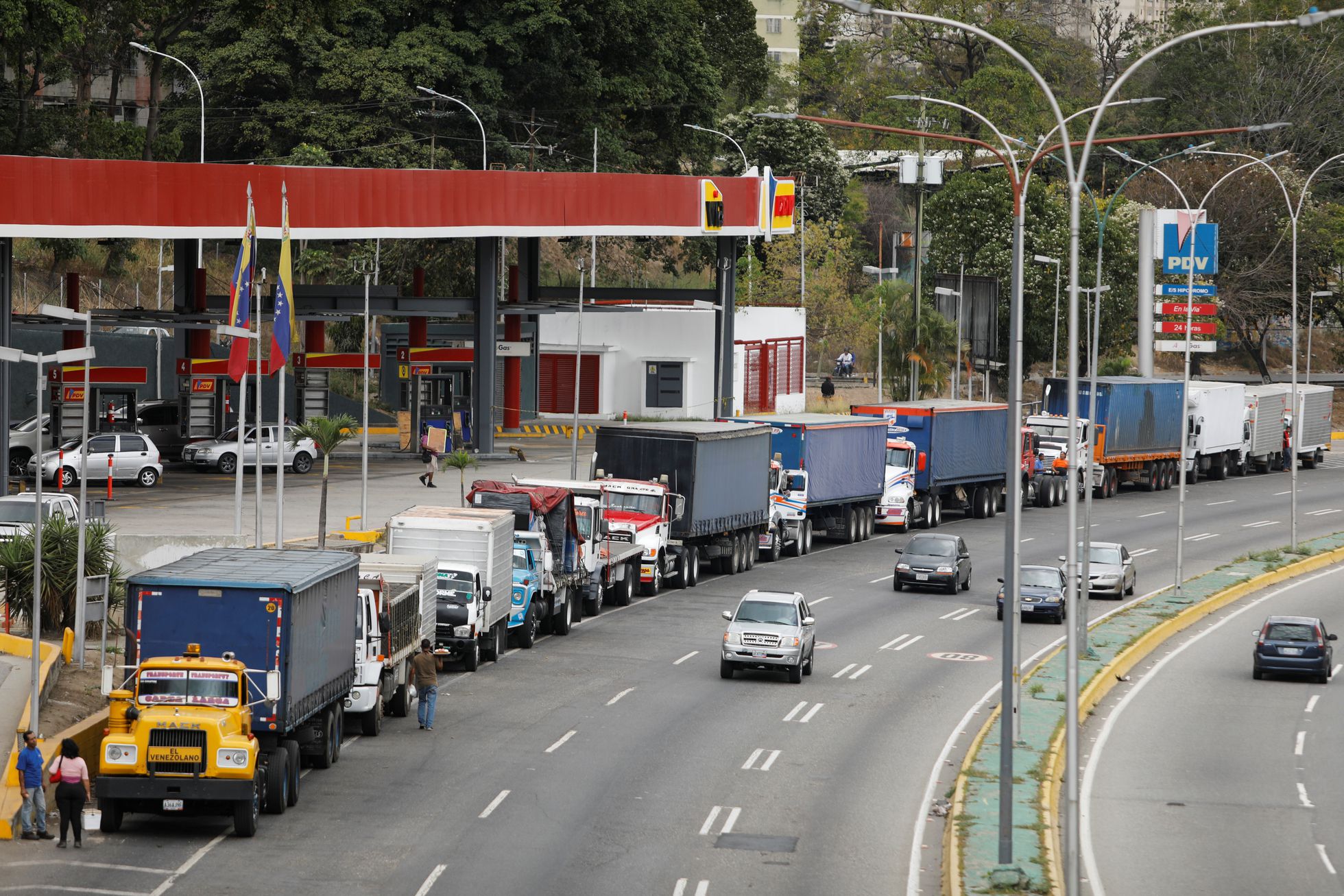 Escasez de gasoil tiene agonizando a las empresas en Venezuela