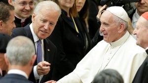 Biden dice que está rezando por el papa Francisco y que el mundo lo necesita