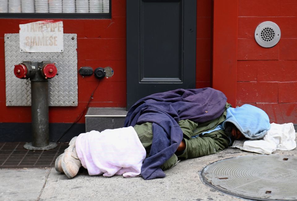 Nueva York moverá a 8,000 desamparados de hoteles a los refugios tras fin de restricciones por Covid-19
