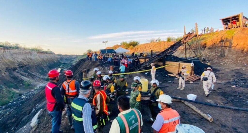 Suman cuatro cuerpos recuperados tras quedar atrapados por el colapso de una mina en México