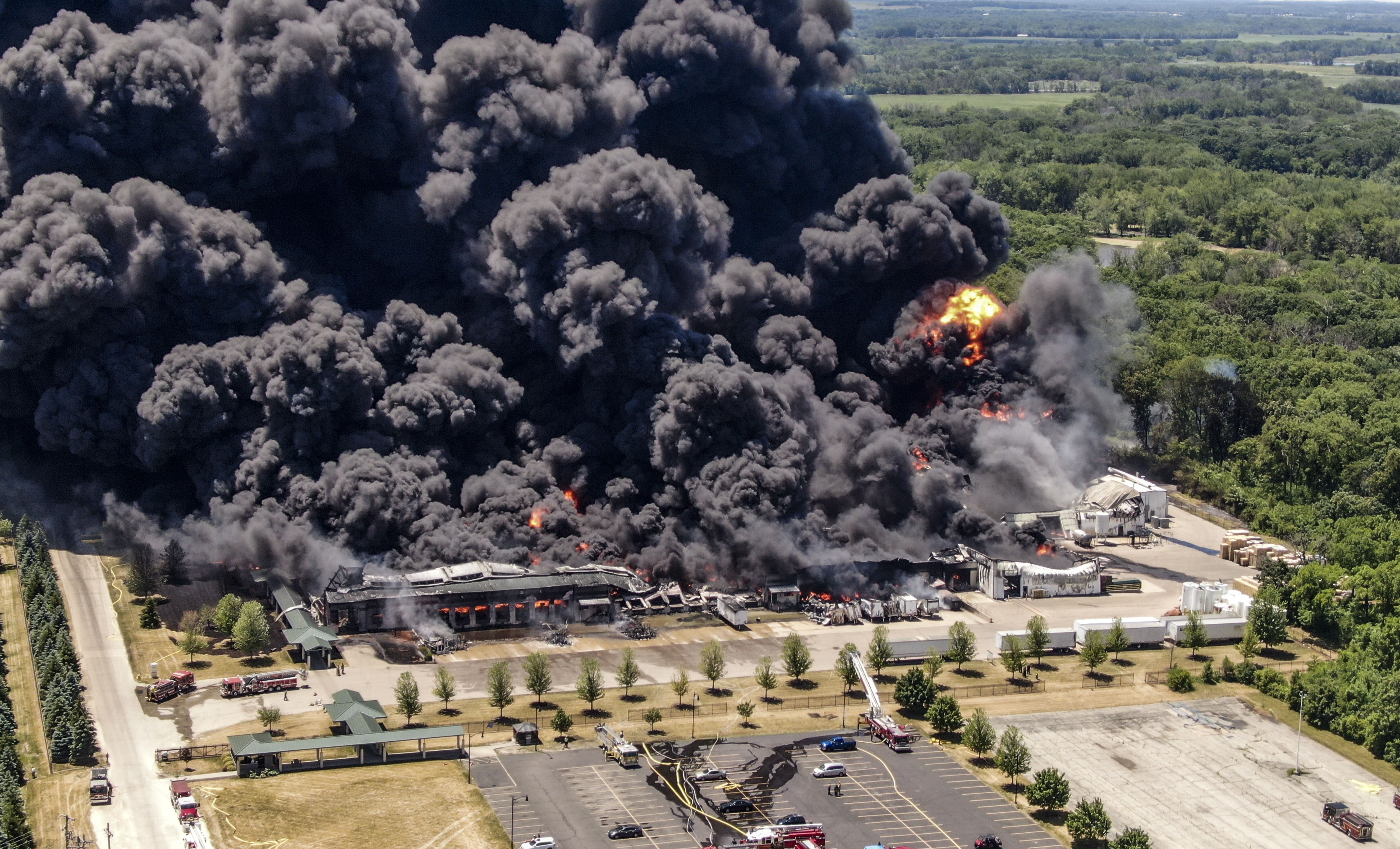 En imágenes: Fuerte explosión en planta industrial de EEUU