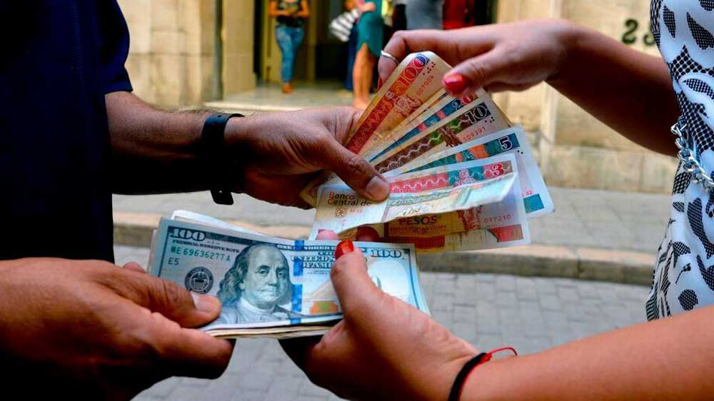 Bancos cubanos dejan de aceptar depósitos de dólares en efectivo