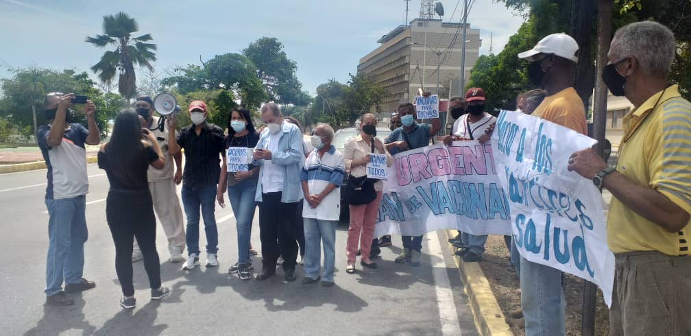 Guaireños protestaron frente al Seguro Social de Vargas en contra del sistema de vacunación #2Jun