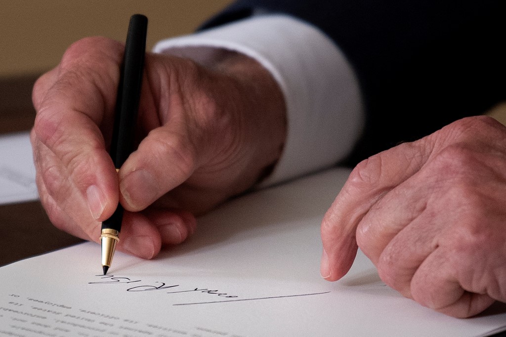 Biden firma orden ejecutiva para la aplicación de la ley antimonopolio (VIDEO)