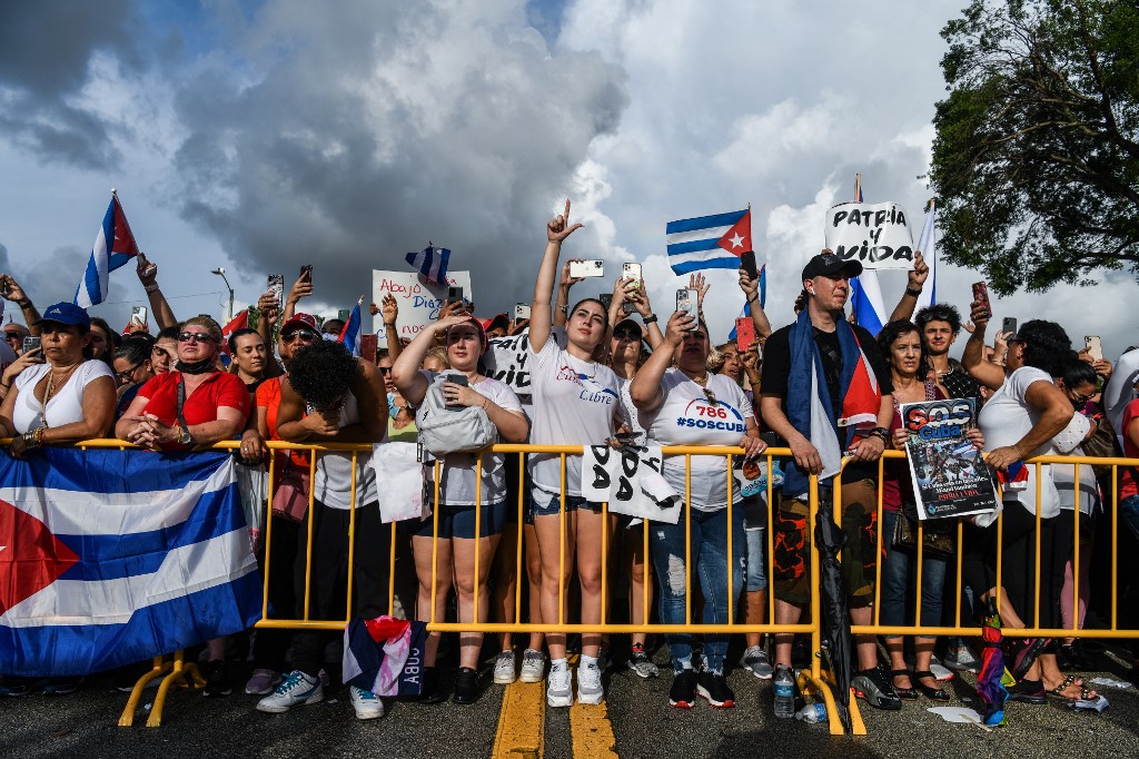 Hartos de esperar acción, cubanos en Miami arremeten contra políticos
