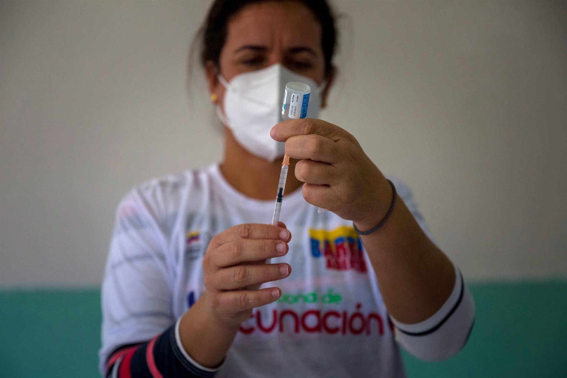 Entre dudas y quejas, la vacunación avanza despacio en Venezuela
