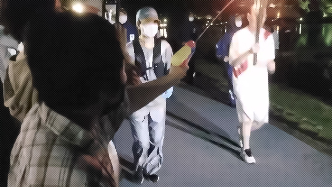 Una mujer es detenida por la Policía en intento de apagar la antorcha olímpica con una pistola de agua en Japón (VIDEO)