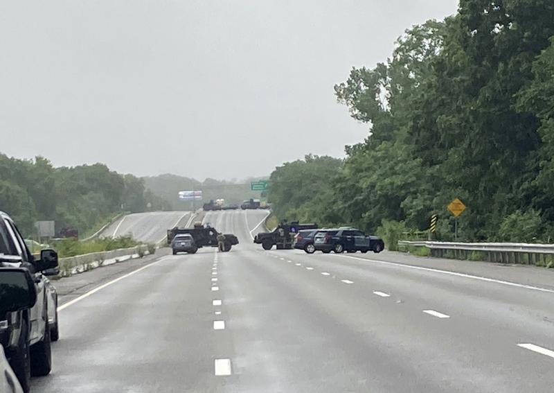 Nueve personas bajo custodia luego de un enfrentamiento armado que duró horas en una carretera de EEUU