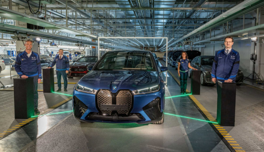 BMW comienza la producción en serie del nuevo sedán iX eléctrico