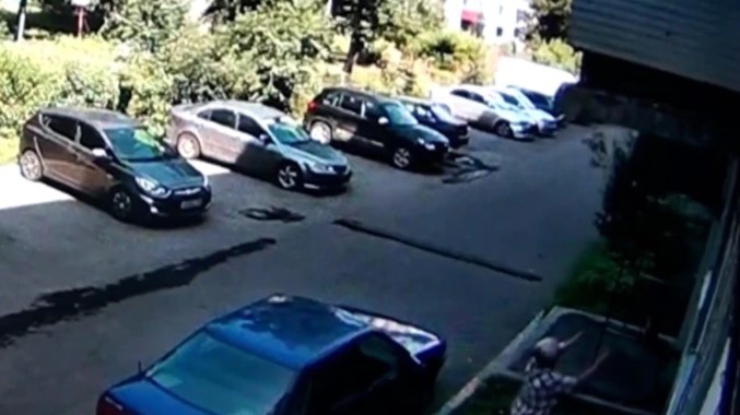 Una mujer vio que un bebé estaba por caer desde un edificio, dejó sus bolsas, lo atajó y se lo entregó a sus padres (VIDEO)