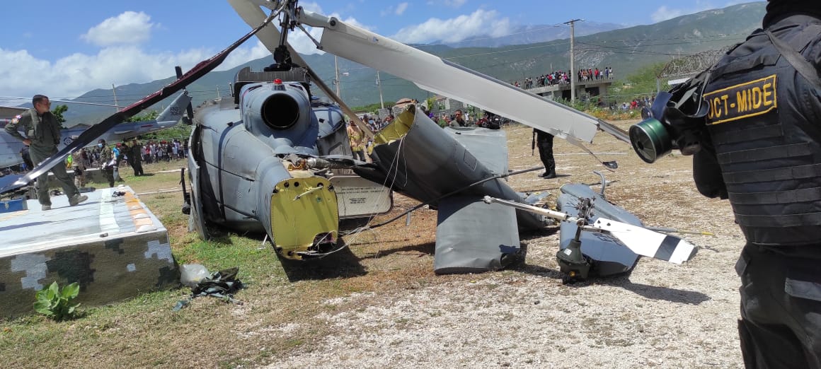 Helicóptero de la Fuerza Aérea dominicana sufre un accidente en pleno aterrizaje en la frontera con Haití (Fotos y Videos)
