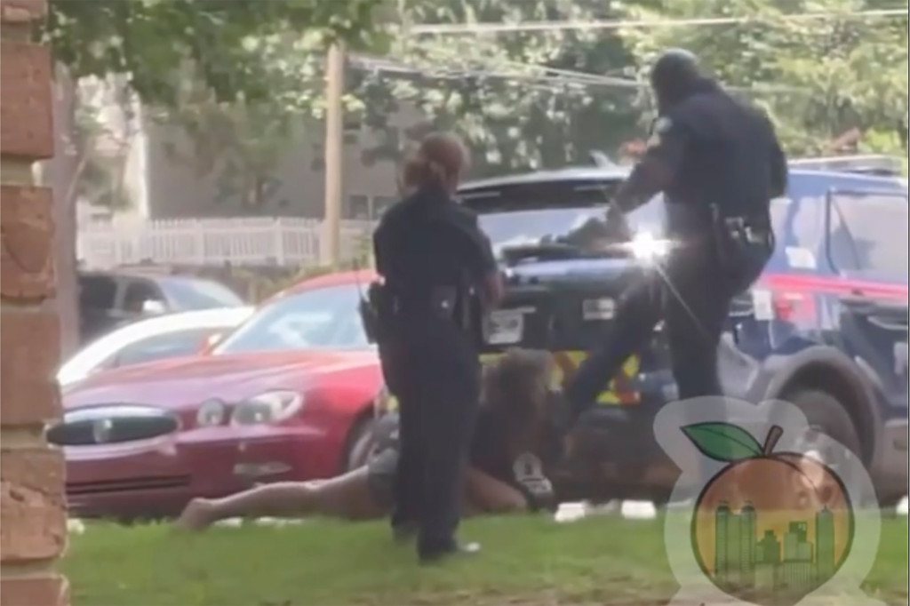 VIDEO perturbador mostró a un policía de Atlanta patearle el rostro a una mujer esposada