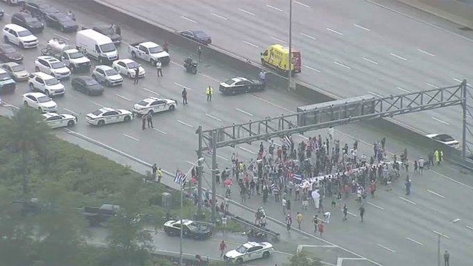 Residentes de Florida marchan hacia autopista de Miami-Dade para apoyar a los manifestantes cubanos