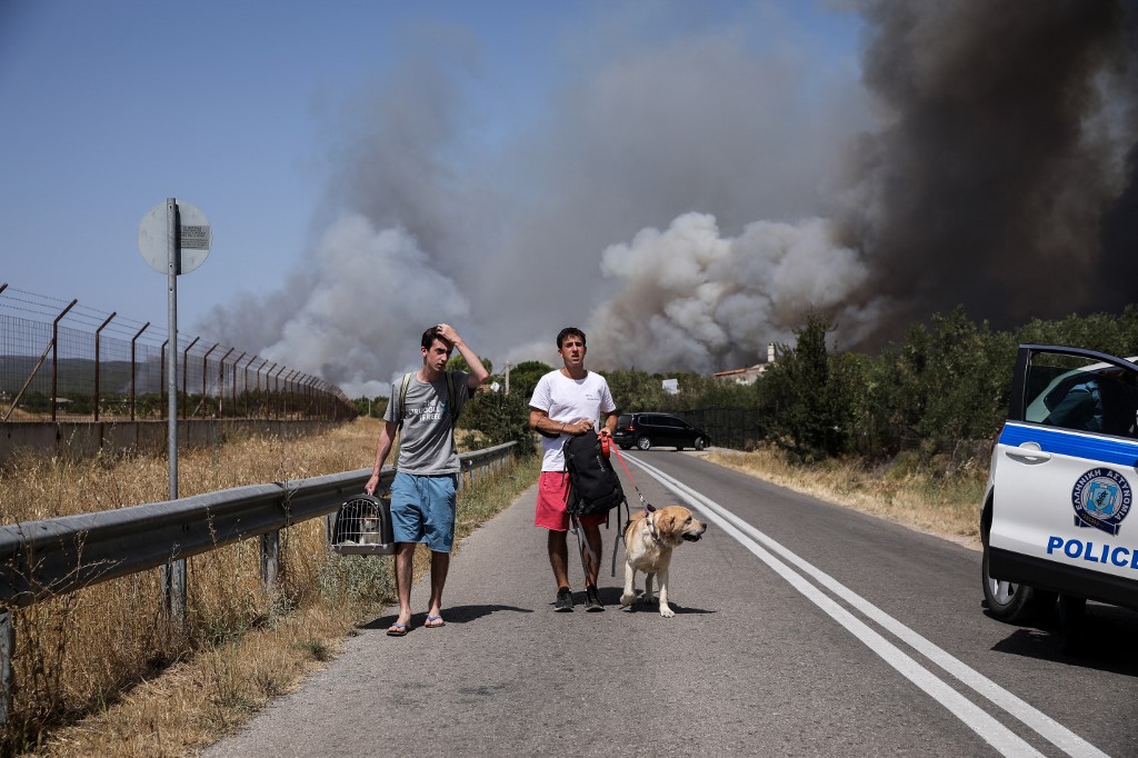 Evacúan dos suburbios en Atenas por un fuerte incendio que ha consumido varias residencias
