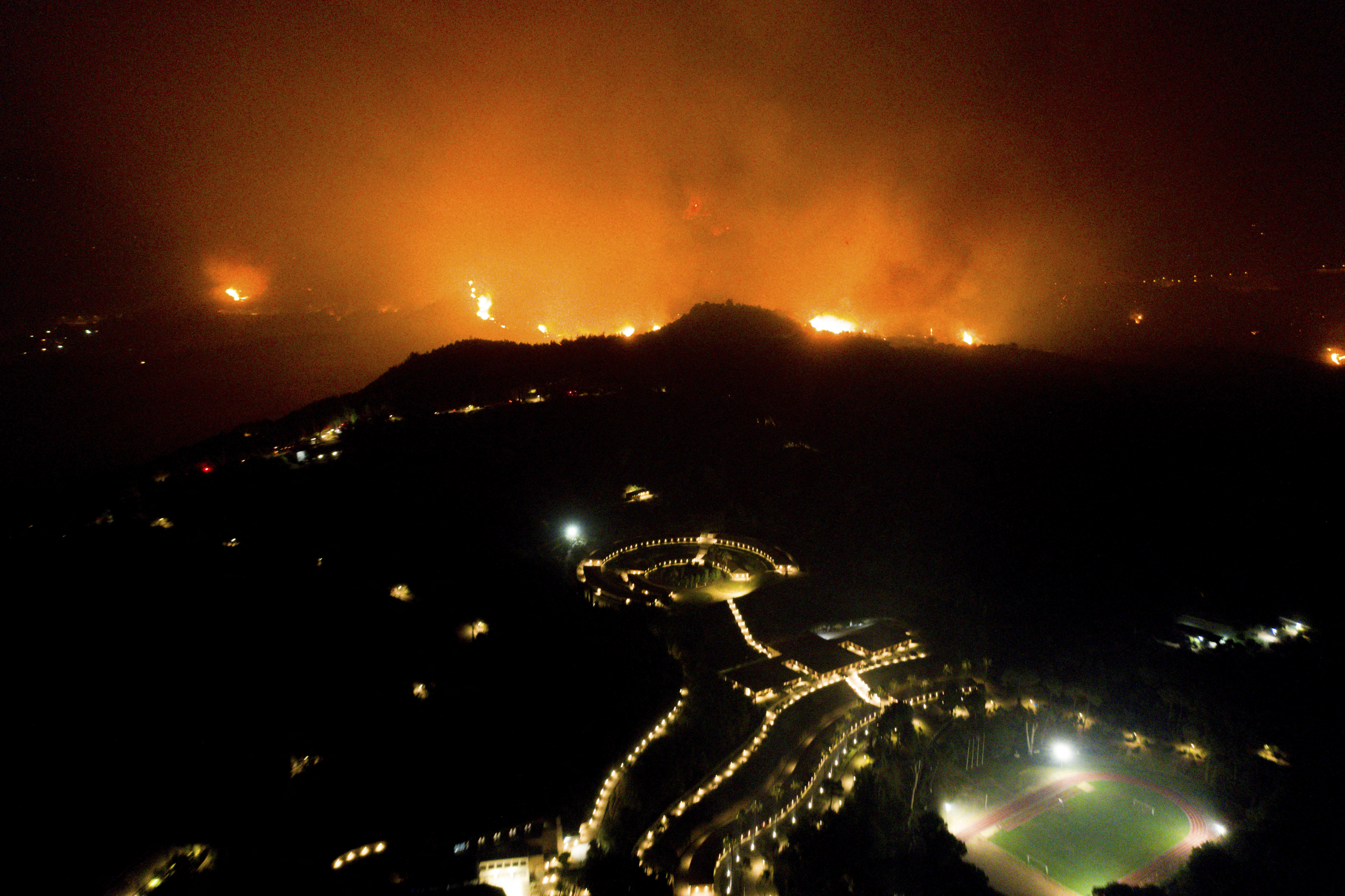 “Un momento muy triste”: El fuego continúa arrasando Grecia (FOTOS)