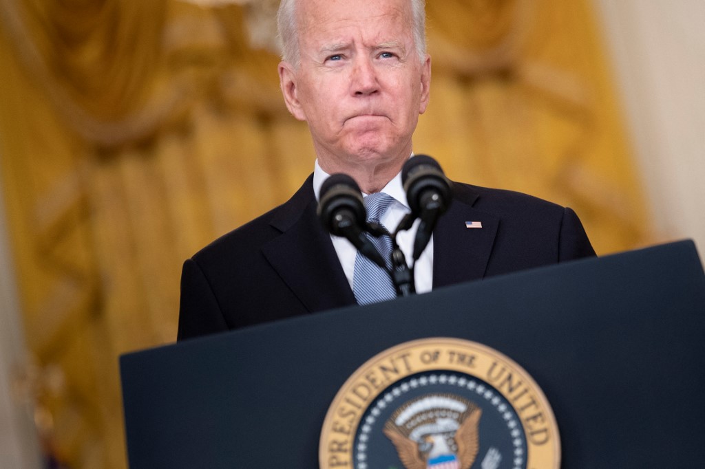 Biden planea medidas contra gobernadores que se oponen a mascarillas en las escuelas