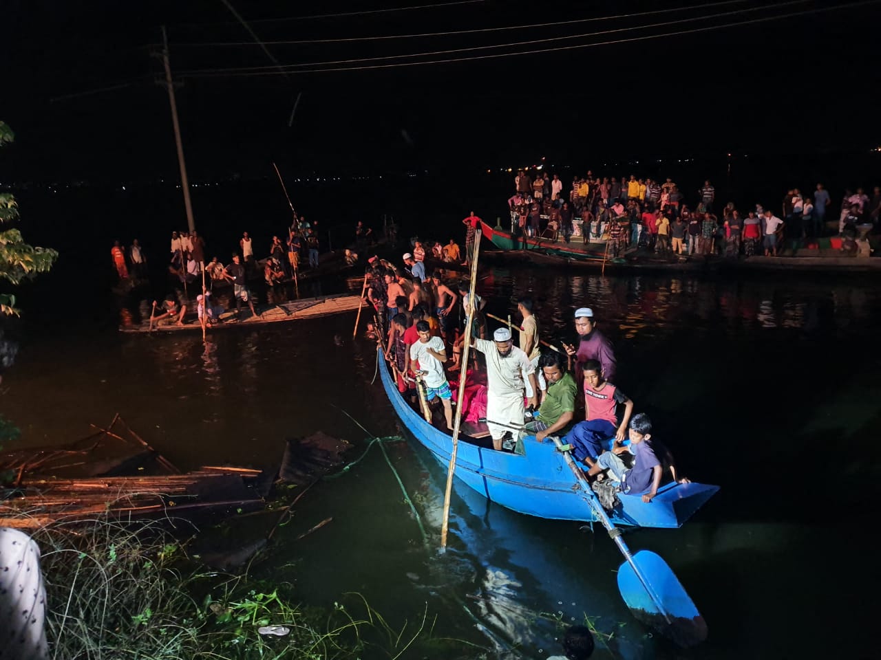 Al menos 19 muertos dejó colisión entre dos barcos en Bangladés