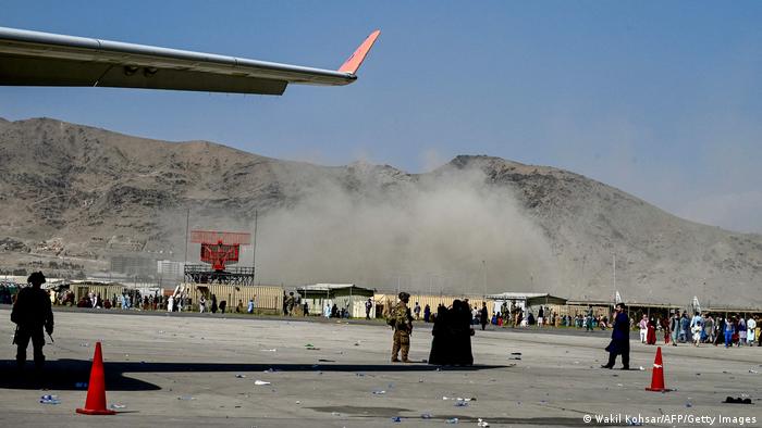 Reportan un incendio en el aeropuerto de Kabul donde miles de personas esperan la evacuación de Afganistán (VIDEO)