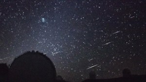 Captaron extraño cúmulo de meteoros durante una transmisión en vivo desde un observatorio en Hawái (VIDEO)
