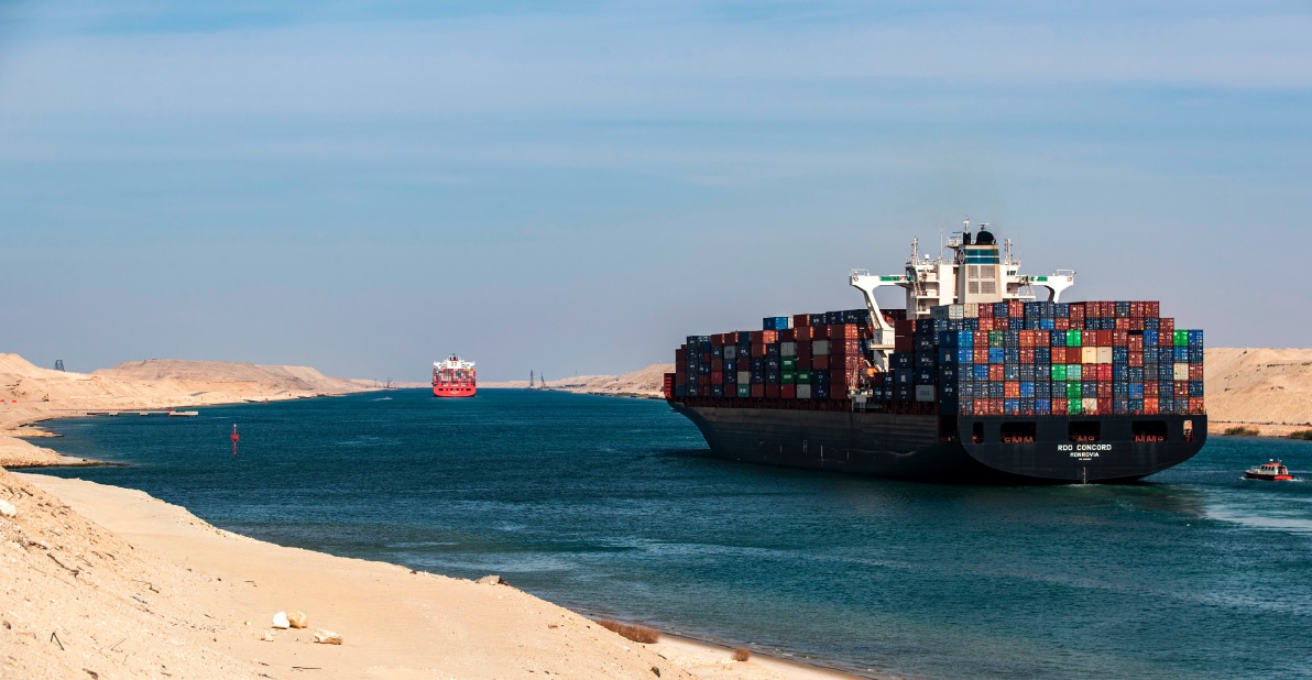 1670 barcos pasaron por el Canal de Suez en julio