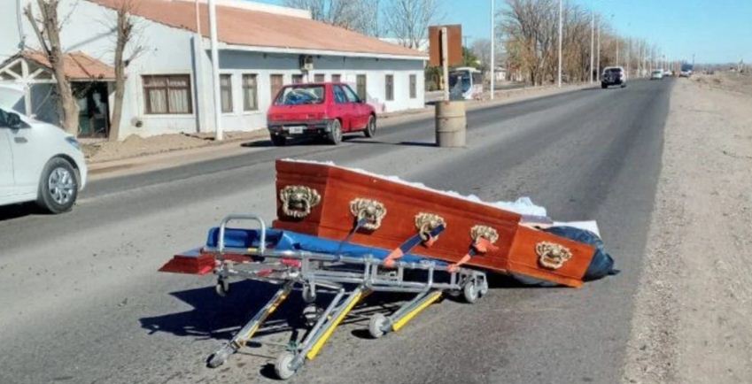 Ataúd se cayó del carro fúnebre y quedó abierto en plena calle de Argentina