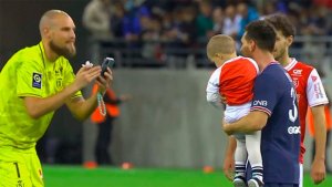VIRAL: El llamativo momento que vivió Messi con el arquero rival del Reims (VIDEO)
