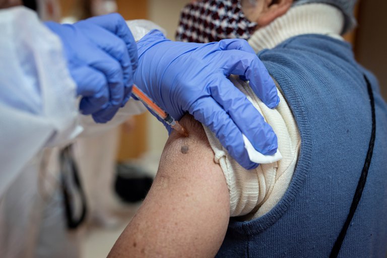Por qué es esencial que la sociedad se vacune con dos dosis para enfrentar la variante Delta del coronavirus