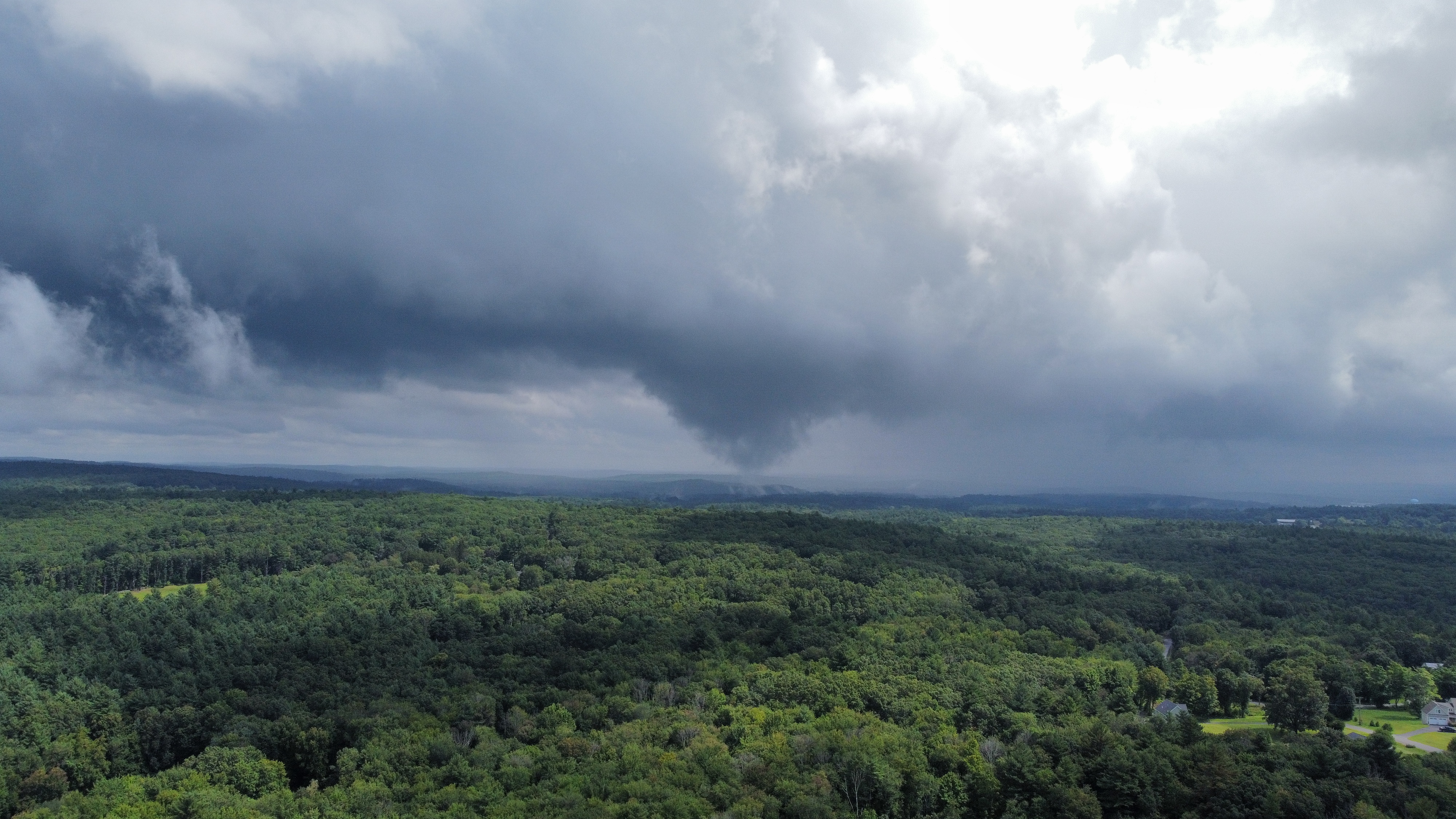 Al menos tres tornados golpearon Massachusetts mientras la tormenta Henri provocaba inundaciones repentinas (VIDEOS)